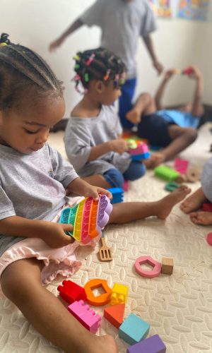 Wonderwell - Children playing with lego indoors